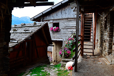 Durchgang beim alten Haus