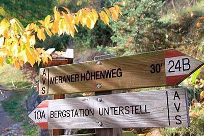 Wegschilder am Meraner Höhenweg